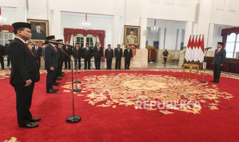 Presiden Joko Widodo (kanan) melantik Menteri Komunikasi dan Informatika (Menkominfo) Budi Arie Setiadi (kiri) di Istana Negara, Jakarta, Senin (17/7/2023). Presiden Joko Widodo melantik Ketua Umum Projo Budi Arie Setiadi sebagai Menkominfo menggantikan Johnny G. Plate. 