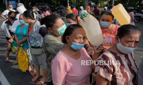 Warga antre membeli minyak goreng curah pada Gebyar 2 Ton Minyak Goreng Curah di Terminal Tegal, Denpasar, Bali. Ombudsman RI sebagai lembaga pengawas pelayanan publik, sejak Februari 2022 mulai melakukan pemeriksaan mengenai penyediaan dan stabilisasi harga komoditas minyak goreng bagi masyarakat. 