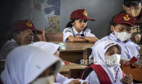 Siswa baru kelas satu sekolah dasar didampingi orang tua saat menjalani masa pengenalan lingkungan sekolah (MPLS) pada hari pertama masuk sekolah di SDN 206 Putraco Indah, Jalan Rajamantri Kaler, Lengkong, Kota Bandung. Perhimpunan Pendidikan dan Guru (P2G) menilai kebijakan penghapusan tes baca, tulis, dan berhitung (calistung) untuk masuk SD bukan barang baru, karena sudah ada sejak 2010. Hanya saja yang menjadi persoalan adalah minimnya pengawasan dari Kemendikbudristek dan dinas pendidikan terkait kebijakan tersebut. 