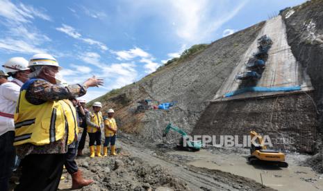 Menteri Pekerjaan Umum dan Perumahan Rakyat (PUPR) Basuki Hadimuljono (kiri) melihat perkembangan pembangunan bendungan Rukoh di Kabupaten Pidie, Aceh, Rabu (19/10/2022). Bendungan Rukoh merupakan salah satu Program Strategis Nasional (PSN) yang dibangun Kementerian PUPR untuk mengairi 11.950 hektar lahan persawahan serta sebagai upaya mewujudkan ketahanan air dan kedaulatan pangan. 