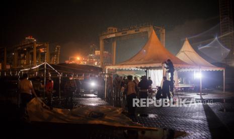 Personel TNI AL melakukan persiapan di Dermaga Pelabuhan JICT 2, Jakarta, Sabtu (9/1). Kegiatan tersebut untuk persiapan proses pencarian pesawat Sriwijaya Air SJ 182 yang hilang kontak di perairan Kepulauan Seribu. Republika/Thoudy Badai