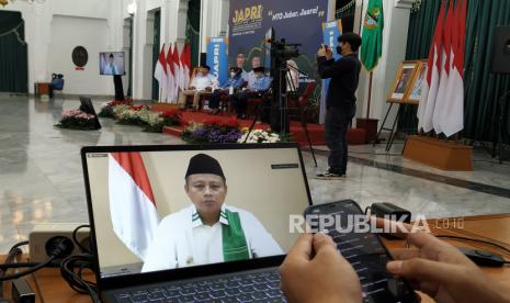 Wakil Gubernur Jawa Barat Uu Ruzhanul Ulum menyampaikan pemaparan terkait rencana kegiatan Musabaqah Tilawatil Quran (MTQ) ke-37 Tingkat Jawa Barat saat acara Jabar Punya Informasi (Japri) yang digelar Diskominfo Jawa Barat, di Aula Timur Gedung Sate, Kota Bandung, Jumat (17/6). Pelaksanaan MTQ ke-37 akan diselenggarakan di Kabupaten Sumedang, pada tanggal 18-25 Juni 2022. Kegiatan tersebut diikuti oleh 1.126 peserta dari 27 kabupaten/kota di Jawa Barat.