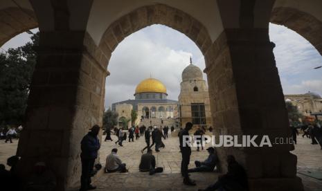  Umat  Muslim berkumpul untuk salat Jumat, di samping Masjid Kubah Batu di kompleks Masjid Al Aqsa di kota tua Yerusalem, Jumat, 6 November 2020.  