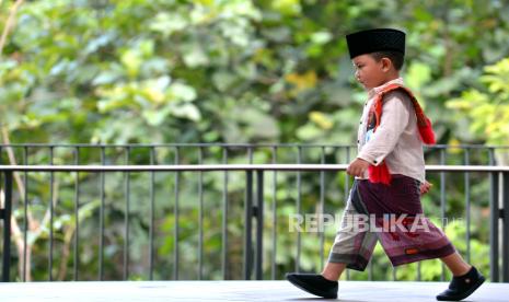 Seorang anak mengikuti lomba busana muslim kasual di Denpasar, Bali, Sabtu (30/3/2024). Perhatikan Persiapan Fisik dan Spiritual Jelang Ramadhan