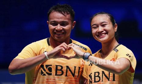  Pebulutangkis Rehan Naufal Kusharjanto dan Lisa Ayu Kusumawati (kanan) setelah mengalahkan pebulutangkis Jepang Kyohei Yamashita dan Naru Shinoya pada hari keempat Kejuaraan Bulutangkis YONEX All England Open di Utilita Arena Birmingham, Inggris, Jumat (17/3/2023).