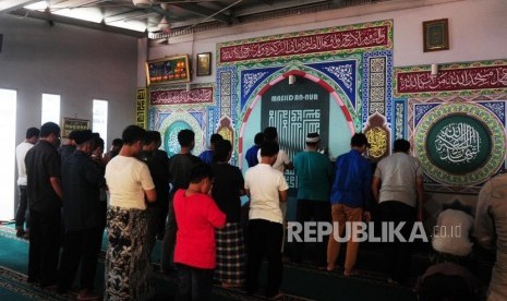 Wisatawan melaksanakan ibadah Shalat Zuhur di Masjid An Nur, Jakarta, Selasa (19/6).