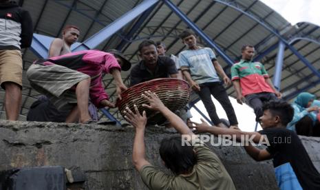  Nelayan menurunkan hasil tangkapannya dari kapal setelah kembali melaut di Pelabuhan Ikan Tradisional Lampulo, Banda Aceh, Aceh, Rabu (6/1). Ekonom Center for Reform on Economics (Core) Indonesia, Yusuf Rendy Manilet, mengatakan, tren inflasi pada tahun 2021 berpeluang lebih tinggi dari tahun lalu yang mencatat rekor terendah. 