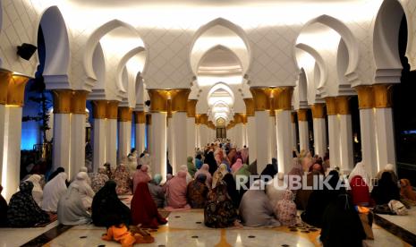 Jamaah menunaikan shalat tarawih di Masjid Raya Sheikh Zayed, Surakarta, Jawa Tengah, Rabu (22/3/2023). Usai diresmikan beberapa waktu lalu, Masjid Raya Sheikh Zayed pertama kali digunakan untuk menunaikan shalat tarawih. Selain itu, selama Ramadhan juga akan diadakan buka puasa bersama dan tadarus Alquran.