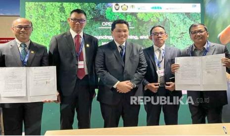 Menteri Koordinator Kemaritiman dan Investasi Ad Interim, Erick Thohir (tengah), Direktur Utama PLN, Darmawan Prasodjo (kedua dari kiri), Direktur Utama PTBA, Arsal Ismail (kedua dari kanan), Direktur Operasi Pembangkit Batu Bara PLN NP, Rachmanoe Indarto (paling kiri) dan Direktur Operasi dan Produksi PT Bukit Asam, Suhedi (paling kanan).