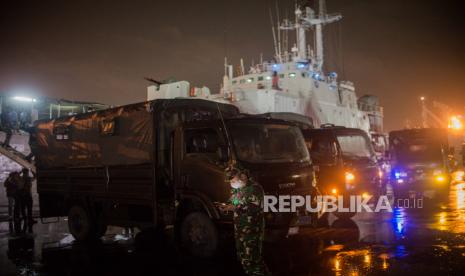 Personel TNI AL melakukan persiapan di Dermaga Pelabuhan JICT 2, Jakarta, Sabtu (9/1). Kegiatan tersebut untuk persiapan proses pencarian pesawat Sriwijaya Air SJ 182 yang hilang kontak di perairan Kepulauan Seribu. Republika/Thoudy Badai