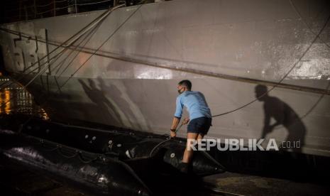 Personel TNI AL melakukan persiapan di Dermaga Pelabuhan JICT 2, Jakarta, Sabtu (9/1). Kegiatan tersebut untuk persiapan proses pencarian pesawat Sriwijaya Air SJ 182 yang hilang kontak di perairan Kepulauan Seribu. Republika/Thoudy Badai