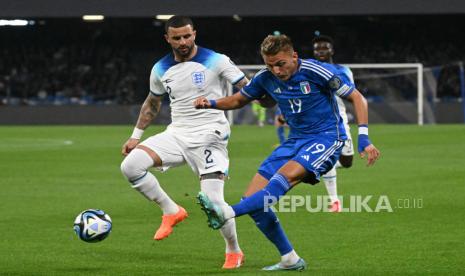 Mateo Retegui (Kanan) dari Italia beraksi melawan Kyle Walker dari Inggris selama pertandingan sepak bola kualifikasi UEFA EURO 2024 antara Italia dan Inggris di stadion Diego Armando Maradona di Naples, Italia , (23/3/2023). Inggris akan menghadapi Ukraina pada pertandingan kedua, sementara Italia meladeni Malta.