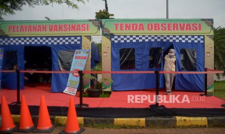 Petugas kesehatan beraktivitas di posko layanan vaksinasi  Covid-19 di Rest Area 86 ruas Tol Cipali, Jawa Barat, Selasa (26/4/2022). Layanan vaksinasi tersebut ditujukan untuk mempermudah pemudik yang belum sempat mendapat vaksin, baik dosis pertama, kedua maupun ketiga atau booster sebagai upaya mendukung pemerintah dalam mempercepat penanggulangan pandemi COVID-19.Prayogi/Republika.