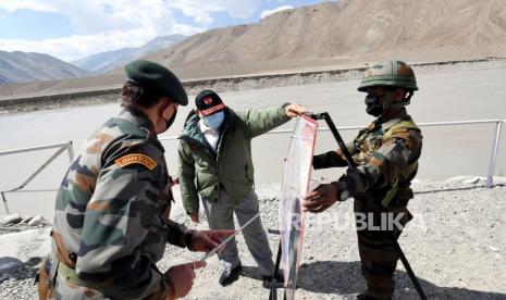 Foto yang disediakan oleh Biro Informasi Pers India (PIB) menunjukkan Perdana Menteri India Narendra Modi melihat peta di Leh, Ladakh, India, 03 Juli 2020. Modi mengunjungi Angkatan Darat, Angkatan Udara dan personil Polisi Perbatasan Indo-Tibet. Bulan lalu 20 personil tentara India, termasuk seorang kolonel, tewas dalam bentrokan dengan pasukan Cina di Lembah Galwan di wilayah Ladakh timur. 