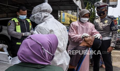 Pengendara dan penumpang menjalani tes cepat antigen di gerbang Tol Padalarang, Kabupaten Bandung Barat, Senin (3/5). Dinas Kesehatan Kabupaten Bandung Barat memberikan layanan tes cepat antigen bagi pengemudi dan penumpang kendaraan dengan pelat nomor dari luar Bandung yang akan menuju arah Cimahi, Bandung, Sumedang, Garut dan Tasik guna mencegah penyebaran Covid-19. Foto: Republika/Abdan Syakura