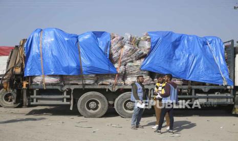 Truk bantuan kemanusiaan masuk melalui penyeberangan Kerem Shalom dari Israel menuju Jalur Gaza pada Senin, 18 Desember 2023.