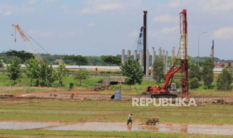 Pekerja menggunakan alat berat menyelesaikan pembangunan infrastruktur pendukung kawasan Cargo Village Kertajati, Majalengka, Jawa Barat, Senin (1/12/2020). Pemprov Jawa Barat melalui PT BIJB bekerjasama dengan Bank BJB dan sejumlah Badan Usaha Milik Daerah (BUMD) akan membangun Kampung Kargo (Cargo Village) dan Kertajati Industrial Estate Majalengka (KIEM) terintegrasi dengan Aerocity dan Bandara Kertajati yang merupakan penyangga logistik bagi industri-industri yang berada di kawasan Rebana Metropolitan. 