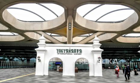 Gerbang depan terminal pemberangkatan Bandara Internasional Yogyakarta (YIA). (Ilustrasi)