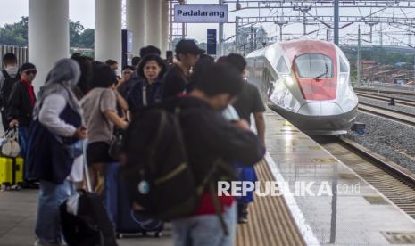 Penumpang menunggu kedatangan kereta cepat Whoosh di Stasiun Whoosh Padalarang, Kabupaten Bandung Barat, Jawa Barat, Ahad (15/12/2024). Beroperasinya Stasiun Kawarang diharapkan dongkrak penumpang.