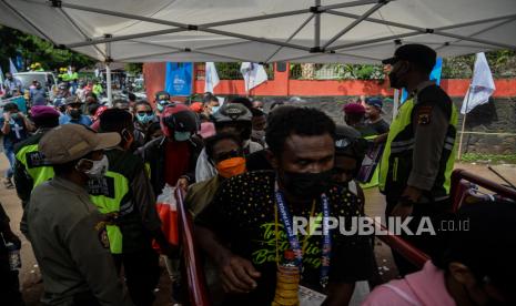 Petugas Kepolisian berjaga di pintu stadion sebelum pertandingan final sepak bola putra PON Papua antara tim Papua melawan Nangroe Aceh Darussalam di Stadion Mandala, Kota Jayapura, Kamis (14/10), 