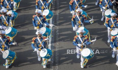 Sejumlah Taruna Akademi TNI Akmil, AAU dan AAL melakukan kirab drumband Akademi TNI di kawasan Bundaran HI, Jakarta, Ahad (21/8/2022). Kirab tersebut diselenggarakan dalam rangka memeriahkan  HUT ke-77 Kemerdekaan RI. 