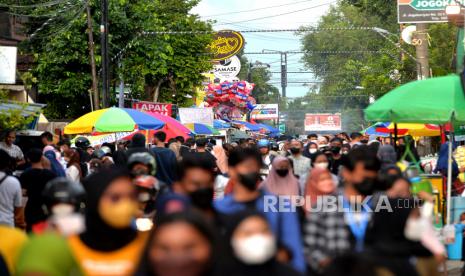 Warga memadati pasar sore Kampung Ramadhan Jogokariyan di Yogyakarta, Senin (4/4/2022). Pasar sore yang hanya ada saat Ramadhan ini menjual berbagai macam menu berbuka puasa. Sebanyak 270 UMKM mengikuti pasar sore yang ke-18 ini. Adanya pasar sore diharapkan bisa menghidupkan perekonomian di sekitar Masjid Jogokariyan saat Ramadhan.