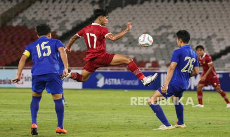 Pesepak bola Timnas Indonesia U20 Muh Mufli Hidayat (tengah) berusaha melewati pesepak bola Timnas Thailand U20 Piyawat Petra (kiri) dan Puttaraburin Jannawan (kanan) pada laga persahabatan di Stadion Utama Gelora Bung Karno, Jakarta, Jumat (26/1/2024). Timnas Thailand berhasil mengalahkan Timnas Indonesia dengan skor 1-2. 