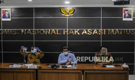 Komisioner Komnas HAM Amiruddin (tengah) bersama Choirul Anam (kiri) dan Beka Ulung Hapsara menunjukkan barang bukti hasil penyelidikan saat konferensi pers di Jakarta, Senin (28/12). Konferensi pers tersebut membahas perkembangan penyelidikan dan temuan barang bukti di lapangan oleh Komnas HAM pada peristiwa tewasnya 6 laskar FPI di kilometer 50 Tol Jakarta-Cikampek. Republika/Putra M. Akbar