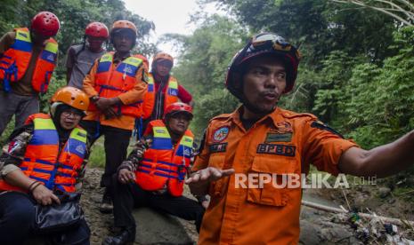 Komunitas pegiat sungai mengikuti sekolah sungai di Sungai Cileueur, Bojongsari, Kabupaten Ciamis, Jawa Barat, Selasa (29/3/2022). Komunitas Peduli Alam dan Lingkungan Galuh Asri (Pedal Gas) bekerja sama dengan Universitas Galuh (Unigal) membuat sekolah sungai untuk mengedukasi masyarakat soal menggali potensi sungai, memitigasi bencana dan membangun kesadaran pengelolaan sungai berbasis masyarakat. 