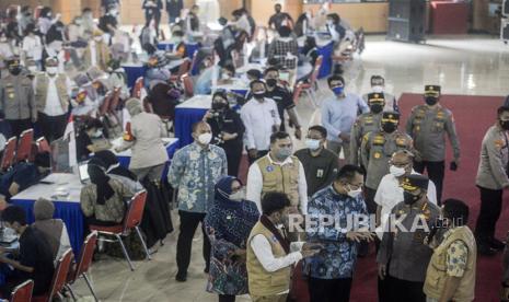 Kapolri Jenderal Pol Listyo Sigit Prabowo (kedua kanan) bersama Rektor IPB Arif Satria (ketiga kanan) dan Bupati Bogor Ade Yasin (keempat kanan) saat meninjau kegiatan vaksinasi di Kampus IPB Dramaga, Kabupaten Bogor, Jawa Barat, Selasa (3/8). Sebanyak 5.000 dosis vaksin jenis Sinovac dan 2.000 paket bansos disediakan untuk mahasiswa IPB, pegawai IPB dan masyarakat umum yang melaksanakan vaksinasi di Kampus IPB Dramaga yang digelar hingga Rabu (4/8). Republika/Putra M. Akbar