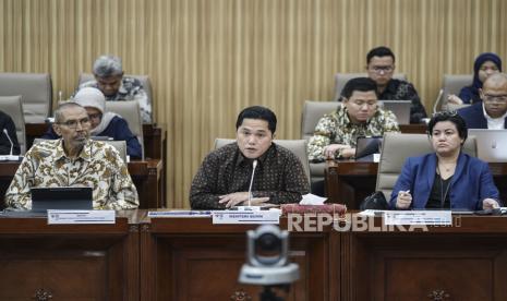 Menteri BUMN Erick Thohir (tengah) menyampaikan paparan didampingi Deputi Bidang Hukum dan Perundang-Undangan Kementerian BUMN Robertus Billitea (kiri) dan Deputi Bidang Keuangan Dan Manajemen Risiko Nawal Nely (kanan) pada rapat kerja dengan Komisi VI DPR di Kompleks Parlemen, Senayan, Jakarta, Selasa (19/3/2024). Rapat tersebut membahas tentang evaluasi kinerja BUMN dan progres program restrukturisasi BUMN. 