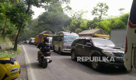 Lalu lintas kendaraan arah di Jalur Garut-Bandung, tepatnya di wilayah Lebak Jero, Kecamatan Kadungora, Kabupaten Garut (Ilustrasi)