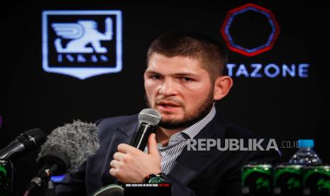  Pejuang seni bela diri campuran Rusia (MMA), pemegang gelar ringan UFC Khabib Nurmagomedov menghadiri konferensi pers di Moskow, Rusia, 02 Desember 2020. Nurmagomedov mengatakan dia tidak berniat mundur dari keputusan pensiunnya yang diumumkan pada 24 Oktober 2020 setelah mengalahkan Justin Gaethje dari AS dan mempertahankan gelar ringannya di UFC 254 di Abu Dhabi.