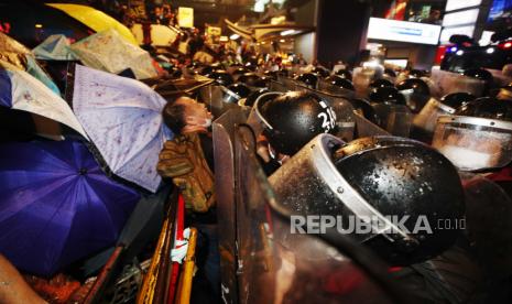  Pengunjuk rasa pro-demokrasi bentrok dengan polisi anti huru hara selama protes anti-pemerintah di Bangkok, Thailand, 16 Oktober 2020. Pengunjuk rasa pro-demokrasi berkumpul lagi di Bangkok untuk menyimpang dari keputusan pemerintah yang melarang demonstrasi karena pengunjuk rasa menyerukan pengunduran diri Perdana Menteri Thailand Prayut Chan-o-cha dan penulisan ulang konstitusi baru dan reformasi monarki.