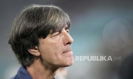 Manajer Jerman Joachim Loew.  Ilkay Gundogan, Robin Gosens, dan Antonio Rudiger diragukan tampil membela tim nasional Jerman di laga 16 besar Euro 2020 melawan Inggris di Wembley, Selasa, karena kebugaran sang pemain baru akan diputuskan pada hari pertandingan.