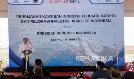 Presiden Joko Widodo memberikan sambutan saat meninjau Kawasan Industri Terpadu Batang dan Relokasi Investasi Asing ke Indonesia, di Kedawung, Kabupaten Batang, Jawa Tengah, Selasa (30/6). Dalam kunjungan tersebut, Presiden meninjau kesiapan pengembangan Kawasan Industri Terpadu Batang dengan luas lahan sekitar 4.000 hektare yang terintegrasi dengan jalan tol, stasiun, pelabuhan, dengan terdapat beberapa investor di antaranya dari China, Jepang, Korea, Taiwan, dan Amerika dengan tujuan untuk membuka lapangan pekerjaan.