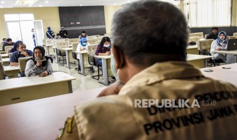 Sejumlah orang tua siswa yang tergabung dalam Forum Masyarakat Peduli Pendidikan (FMPP) saat melakukan audiensi dengan panitia Penerimaan Peserta Didik Baru (PPDB) di Aula Dinas Pendidikan Provinsi Jawa Barat, Jalan Dr Rajiman, Kota Bandung, Selasa (23/6). Dalam audiensi tersebut diantaranya membahas banyaknya siswa miskin yang tidak lolos dalam Penerimaan Peserta Didik Baru (PPDB) tahap pertama serta meminta transparansi dalam pengumuman Penerimaan Peserta Didik Baru. Foto: Abdan Syakura/Republika