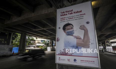 Kendaraan melintas di dekat baliho sosialisasi manfaat vaksinasi Covid-19 di kawasan Fatmawati, Jakarta, Selasa (15/12). Badan Pengawasan Obat dan Makanan (BPOM) memperpanjang pengawasan terhadap efikasi maupun efek samping vaksin Covid-19 yang memungkinkan pengumuman keberhasilan atau tidaknya uji klinis tahap tiga vaksin Covid-19 itu terhadap relawan akan ikut mundur ke Maret 2021. Republika/Putra M. Akbar