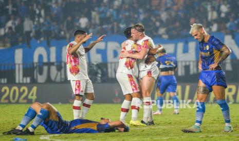 Pesepak bola Persis Solo melakukan selebrasi usai menang atas Persib Bandung pada pertandingan laga kedua Grup A Piala Presiden di Stadion Si Jalak Harupat, Kabupaten Bandung, Jawa Barat, Kamis (25/7/2024). Persis Solo mengalahkan Persib Bandung dengan skor 1-0. 