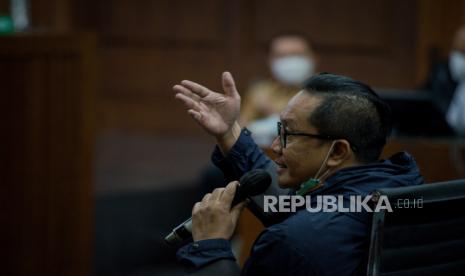 Prasetijo Akui Diusir saat Tommy Sumardi Bertemu Napoleon. Foto: Mantan Kakorwas PPNS Bareskrim Polri Brigjen Pol Prasetijo Utomo memberikan kesaksikan dalam sidang lanjutan terdakwa Djoko Tjandra di di Pengadilan Tipikor, Jakarta, Kamis (10/12). Dalam sidang tersebut Jaksa Penuntut Umum menghadirkan dua orang saksi yaitu mantan Kepala Divisi Hubungan Internasional Polri Irjen Pol Napoleon Bonaparte dan mantan Kakorwas PPNS Bareskrim Polri Brigjen Pol Prasetijo Utomo dalam perkara dugaan suap kepada jaksa dan perwira tinggi Polri terkait penghapusan status red notice terhadap terdakwa Djoko Tjandra. Republika/Thoudy Badai