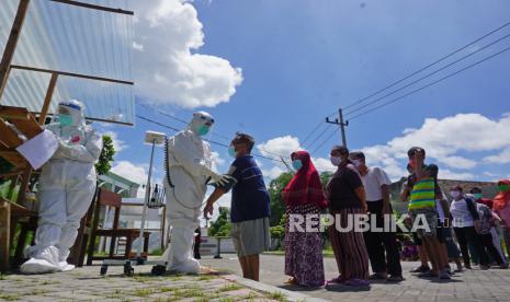 Petugas memeriksa kesehatan penghuni asrama karantina COVID-19 di Rusunawa IAIN Tulungagung, Tulungagunyg, Jawa Timur, Rabu (23/12/2020). Terhitung sejak Senin (22/12), Kabupaten Tulungagung kembali masuk kategori zona merah menyusul terjadinya lonjakan kasus COVID-19 sebanyak 136 orang dalam kurun dua hari, sehingga total kasus terkonfirmasi positif COVID-19 mencapai 1.096 penderita dan 20 di antaranya meninggal dunia. 