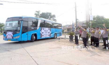 Kapolres Indramayu, AKBP M Fahri Siregar, melepas pemberangkatan peserta Mudik Gratis Polri Presisi 2024, di Mako Polres Indramayu, Jumat (5/4/2024).  