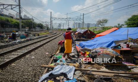 Warga Kampung Muka beraktivitas di tenda darurat yang didirikan secara mandiri setelah penggusuran pada 15 Juli 2020 lalu di Kawasan Stasiun Kampung Bandan, Jakarta, Jumat (17/7). Sebanyak 36 kepala keluarga terdampak penggusuran terpaksa membangun tenda sementara di kawasan bantaran rel hingga menunggu waktu relokasi ke rumah susun yang disediakan pemerintah setempat.