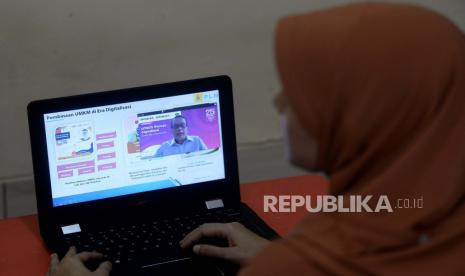 Executive Vice President Corporate Communication And CSR PT PLN (Persero) Agung Murdifi memberikan paparan ketika menjadi narasumber dalam webinar di Jakarta, Rabu (30/9). 