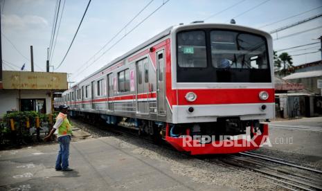 Petugas mengatur lalu lintas di perlintasan KRL di area proyek pembangunan underpass simpang tak sebidang di Jalan Dewi Sartika, Kota Depok,Jawa Barat, Selasa (10/5/2022). dan Jalan Dewi Sartika. Republika/Thoudy Badai