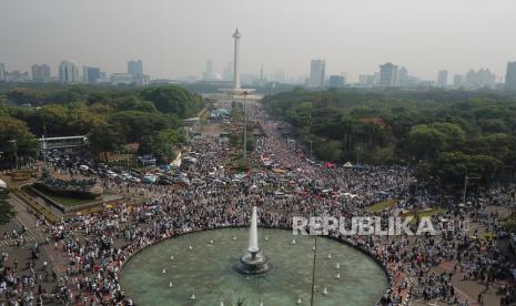 Massa mengikuti aksi damai Aliansi Rakyat Indonesia Bela Palestina di kawasan Monas, Jakarta, Ahad (5/11/2023). 