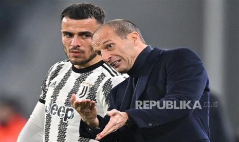  Pelatih kepala Juventus Massimiliano Allegri memberikan instruksi kepada pemainnya Filip Kostic pada babak 16 besar Liga Eropa UEFA, pertandingan leg pertama antara Juventus FC dan SC Freiburg, di Turin, Italia, Jumat (10/3/2023) dini hari WIB.