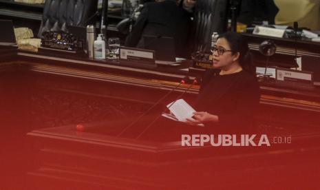 Puan: Pendidikan Jangan Terhambat Karena Pandemi. Foto: Ketua DPR Puan Maharani menyampaikan paparan saat rapat paripurna di Kompleks Parlemen, Senayan, Jakarta, Kamis (16/7). Rapat Paripurna DPR masa sidang IV tahun 2019-2020 itu dihadiri 96 anggota DPR secara fisik dan 226 secara virtual itu beragendakan hasil uji kepatutan deputi Gubernur Bank Indonesia, penetapan pemberian pertimbangan terhadap calon BPKN, penyampaian RUU tentang pertanggungjawaban pelaksanaan APBN (P2APBN) dan hasil evaluasi prolegnas RUU prioritas tahun 2020. Republika/Putra M. Akbar