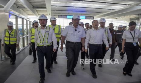 Menko Marves Luhut Binsar Pandjaitan (tengah) beserta jajaran meninjau Stasiun Kereta Cepat Jakarta Bandung (KCJB) di Tegalluar, Kabupaten Bandung, Kamis (22/6/2023). Menteri Koordinator Bidang Maritim dan Investasi (Menko Marves) Luhut Binsar Pandjaitan bersama Menteri Perhubungan Budi Karya Sumadi dan Gubernur Jawa Barat Ridwan Kamil melakukan uji coba menumpangi KCJB dari Stasiun Halim menuju Stasiun Tegalluar dengan kecepatan maksimum 385 kilometer per jam. Selain itu, Menko Marves  bersama rombongan meninjau sejumlah fasilitas, sarana dan prasarana pendukung KCJB di Stasiun KCJB Tegalluar serta Depo KCJB.