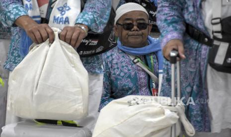 Jamaah calon haji menunggu keberangkatan di ruang tunggu Bandar Udara Internasional Jawa Barat (BIJB) Kertajati di Kabupaten Majalengka, Jawa Barat, Ahad (28/5/2023). Sebanyak 374 jamaah calon haji kloter pertama asal Kabupaten Majalengka diberangkatkan menuju Tanah Suci melalui BIJB Kertajati.